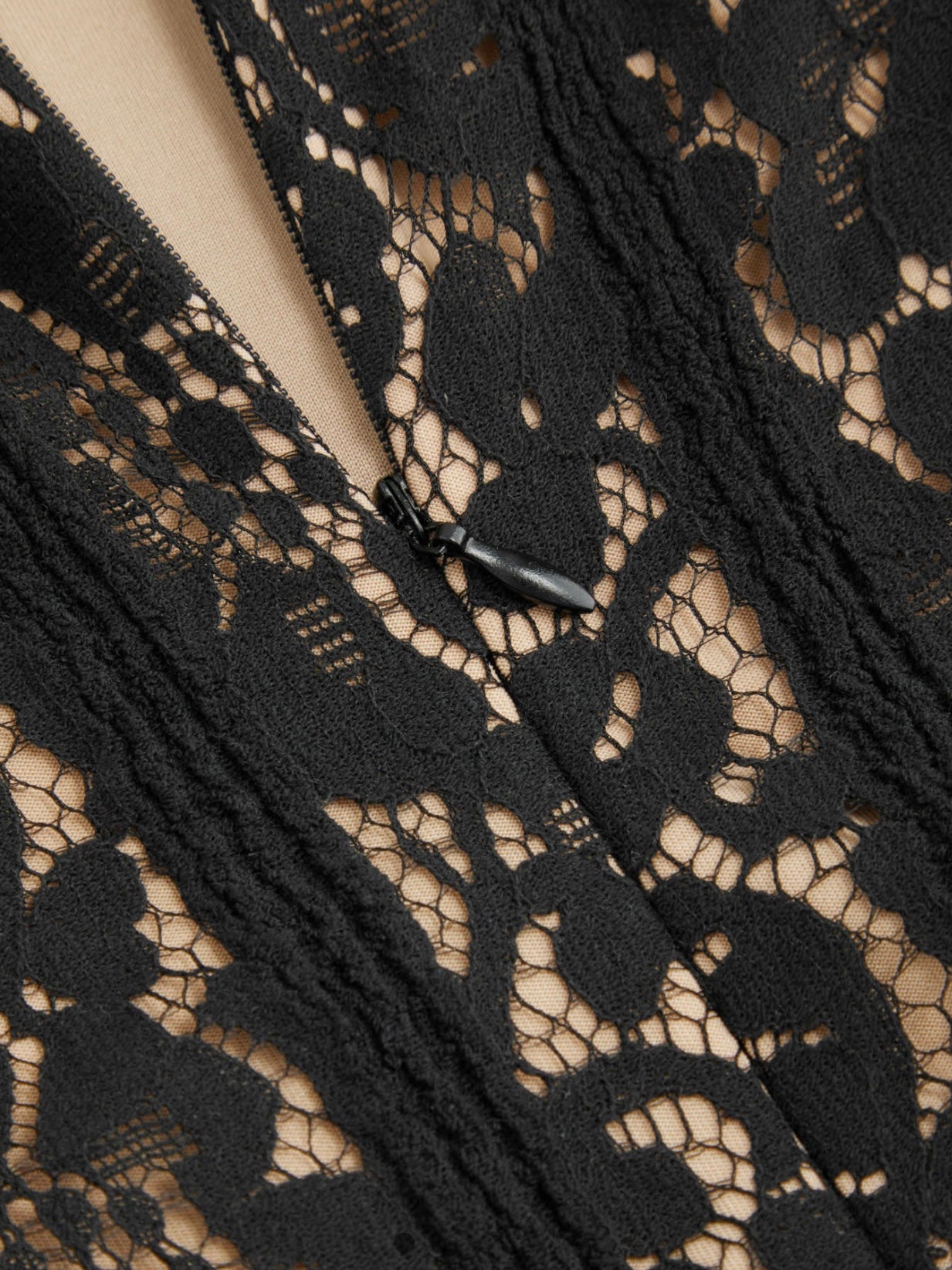 Schulterfreies Maxikleid aus Spitze mit Unterkleid