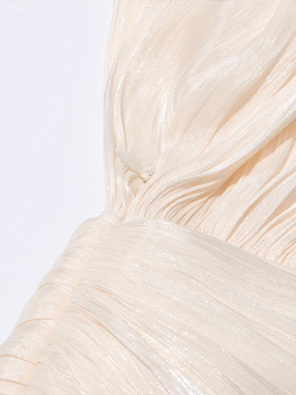 Glänzendes Mini-Blusenkleid mit Volant und weiten Ärmeln
