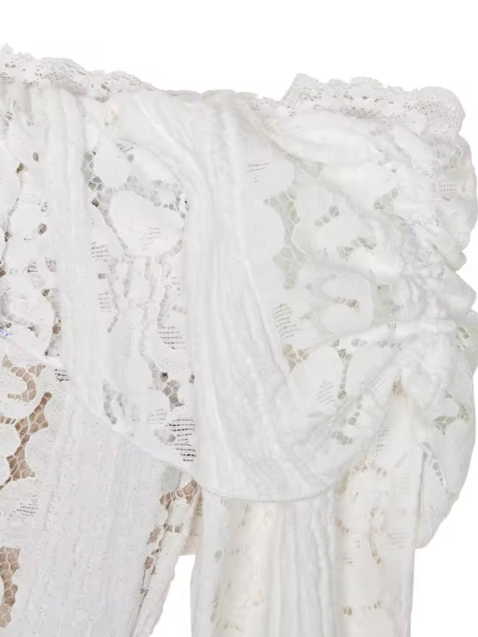 Schulterfreies Maxikleid aus Spitze mit Unterkleid