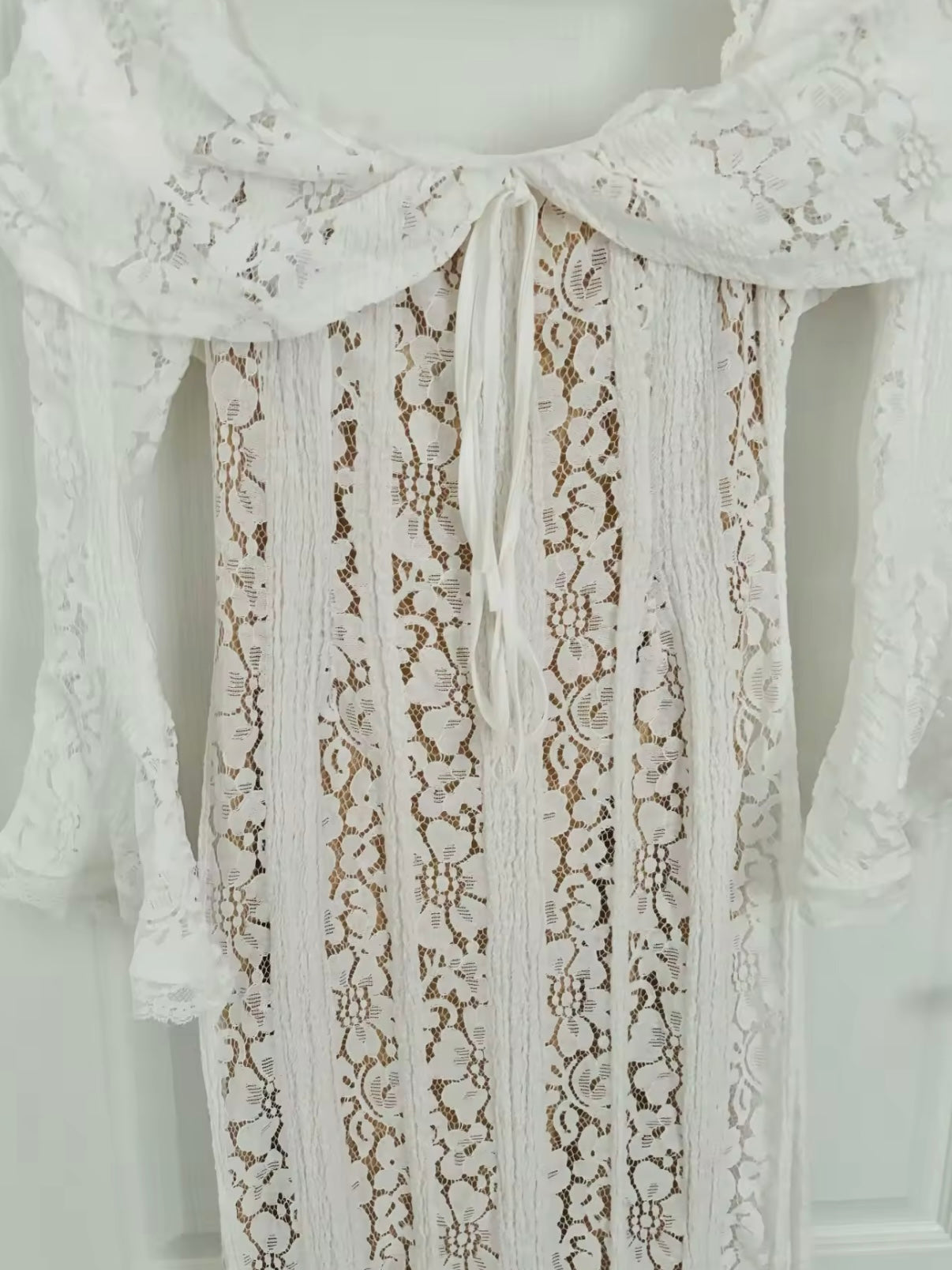 Schulterfreies Maxikleid aus Spitze mit Unterkleid