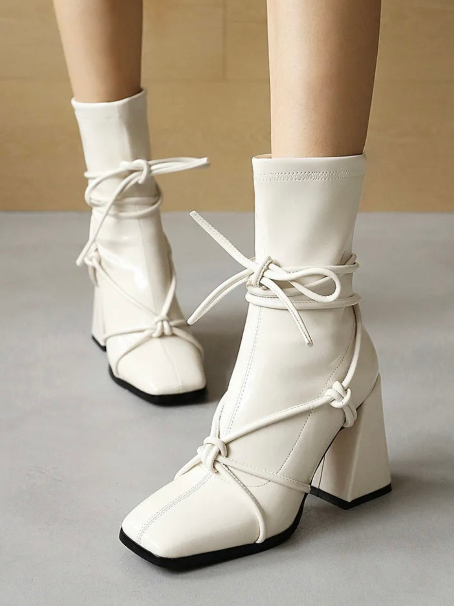 Lack Ankleeboots mit Blockabsatz