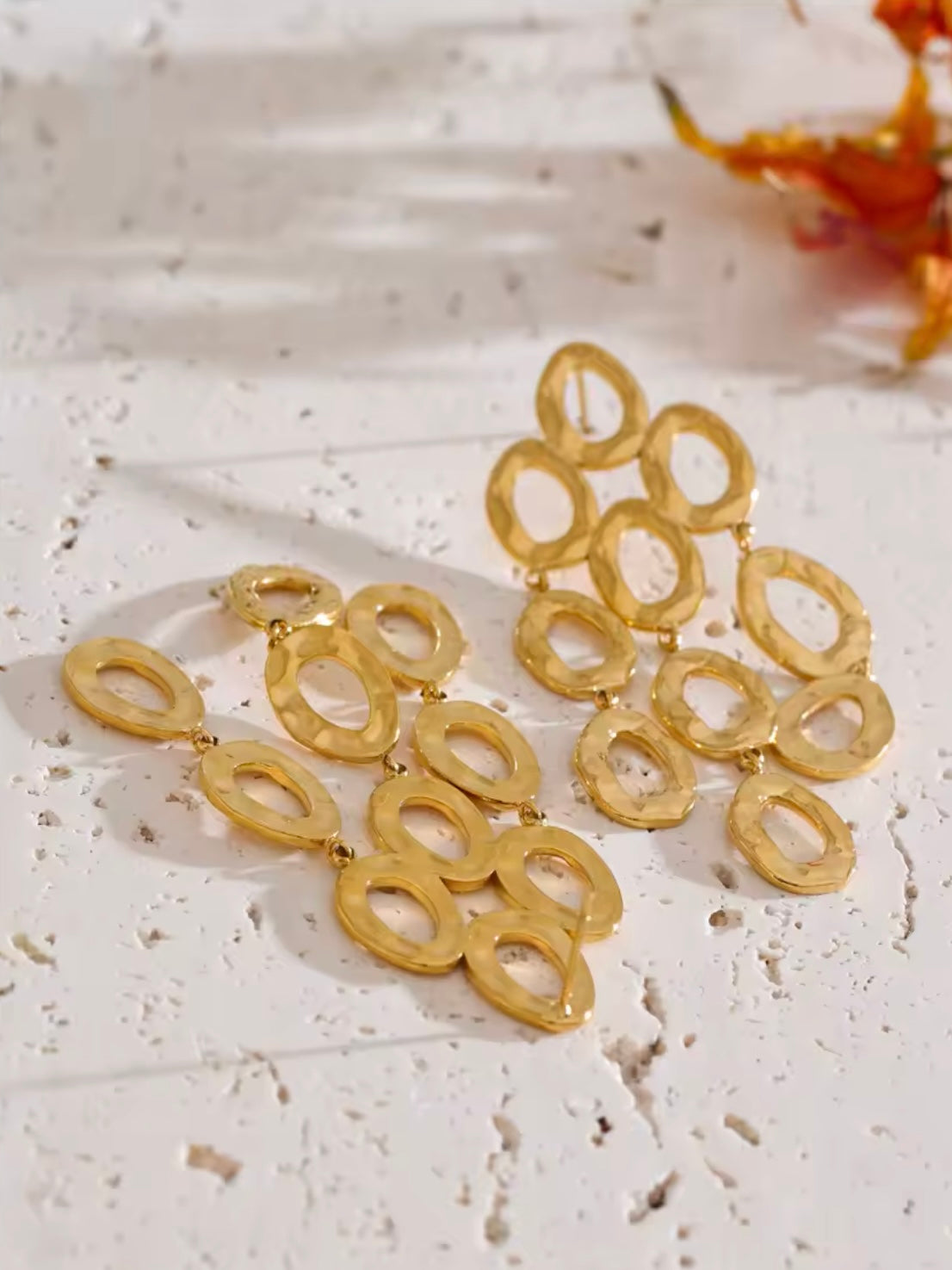 Edelstahl-Ohrringe mit filigranen Oval-Elementen