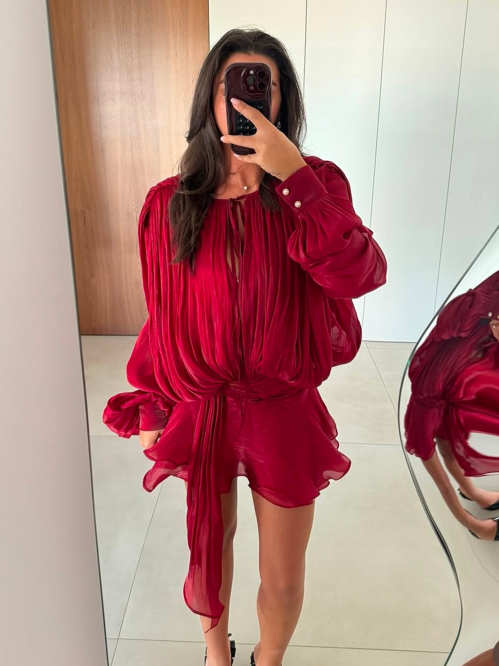 Glänzendes Mini-Blusenkleid mit Volant und weiten Ärmeln