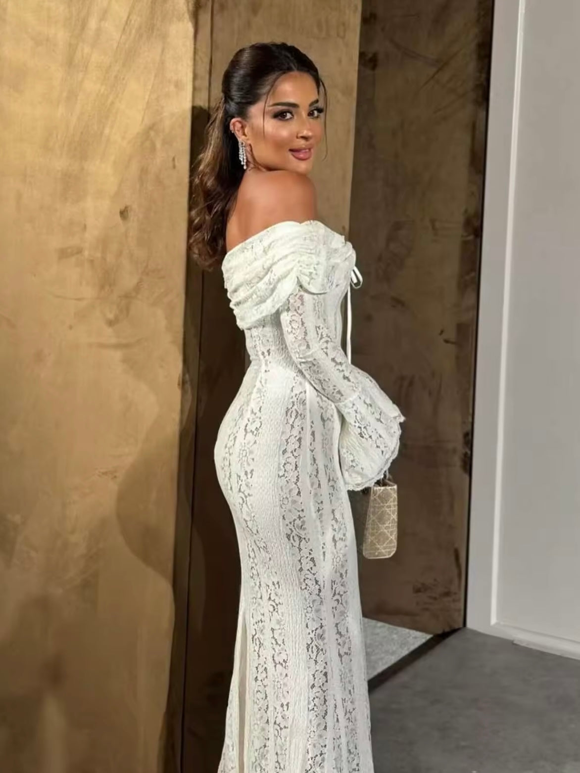 Schulterfreies Maxikleid aus Spitze mit Unterkleid