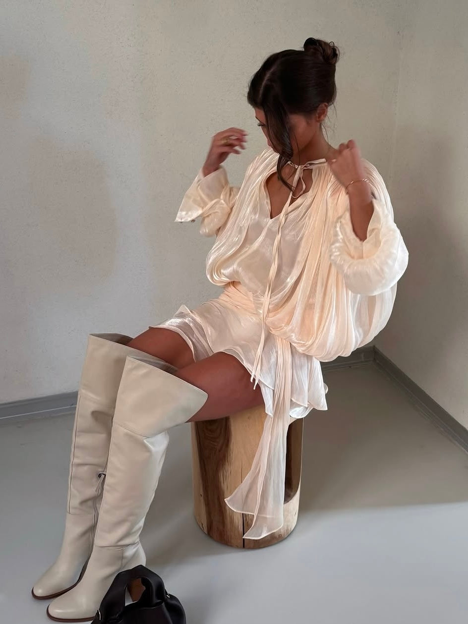 Glänzendes Mini-Blusenkleid mit Volant und weiten Ärmeln