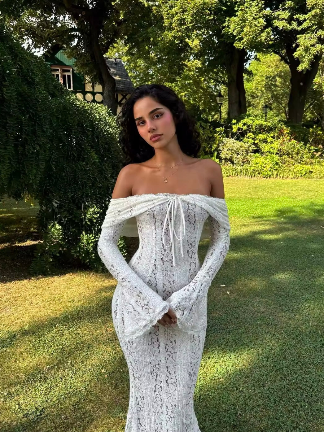 Schulterfreies Maxikleid aus Spitze mit Unterkleid