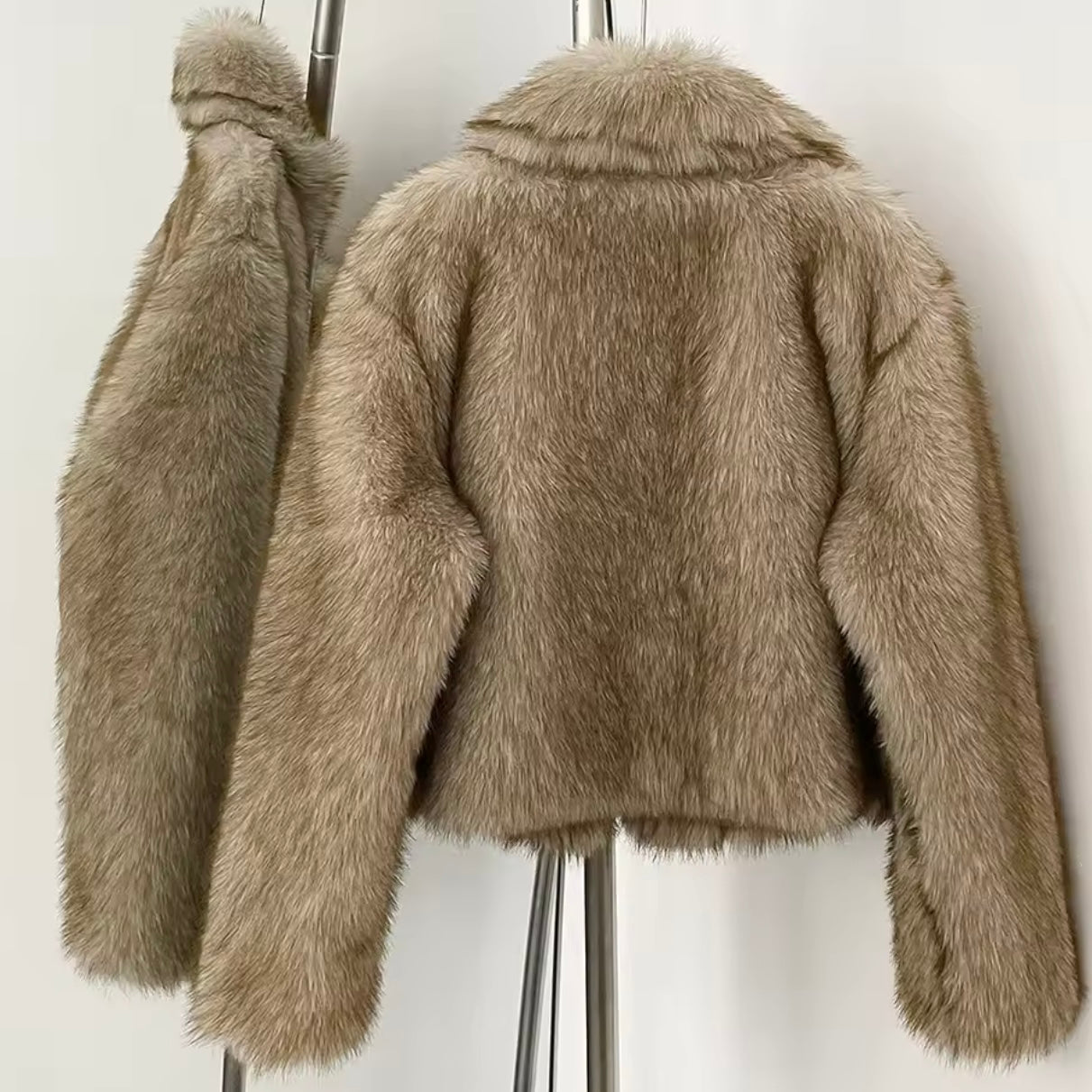 Kurze Pelzjacke in Khaki