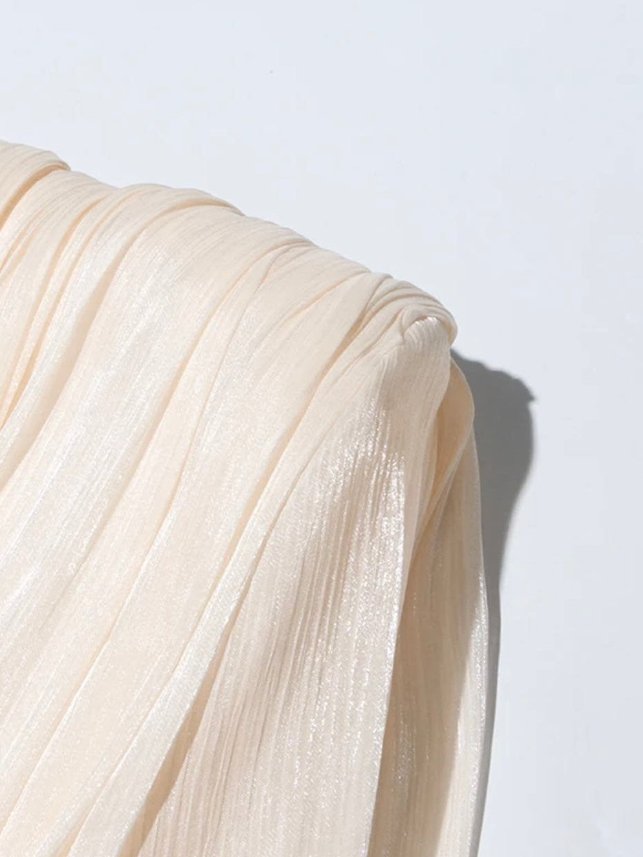 Glänzendes Mini-Blusenkleid mit Volant und weiten Ärmeln