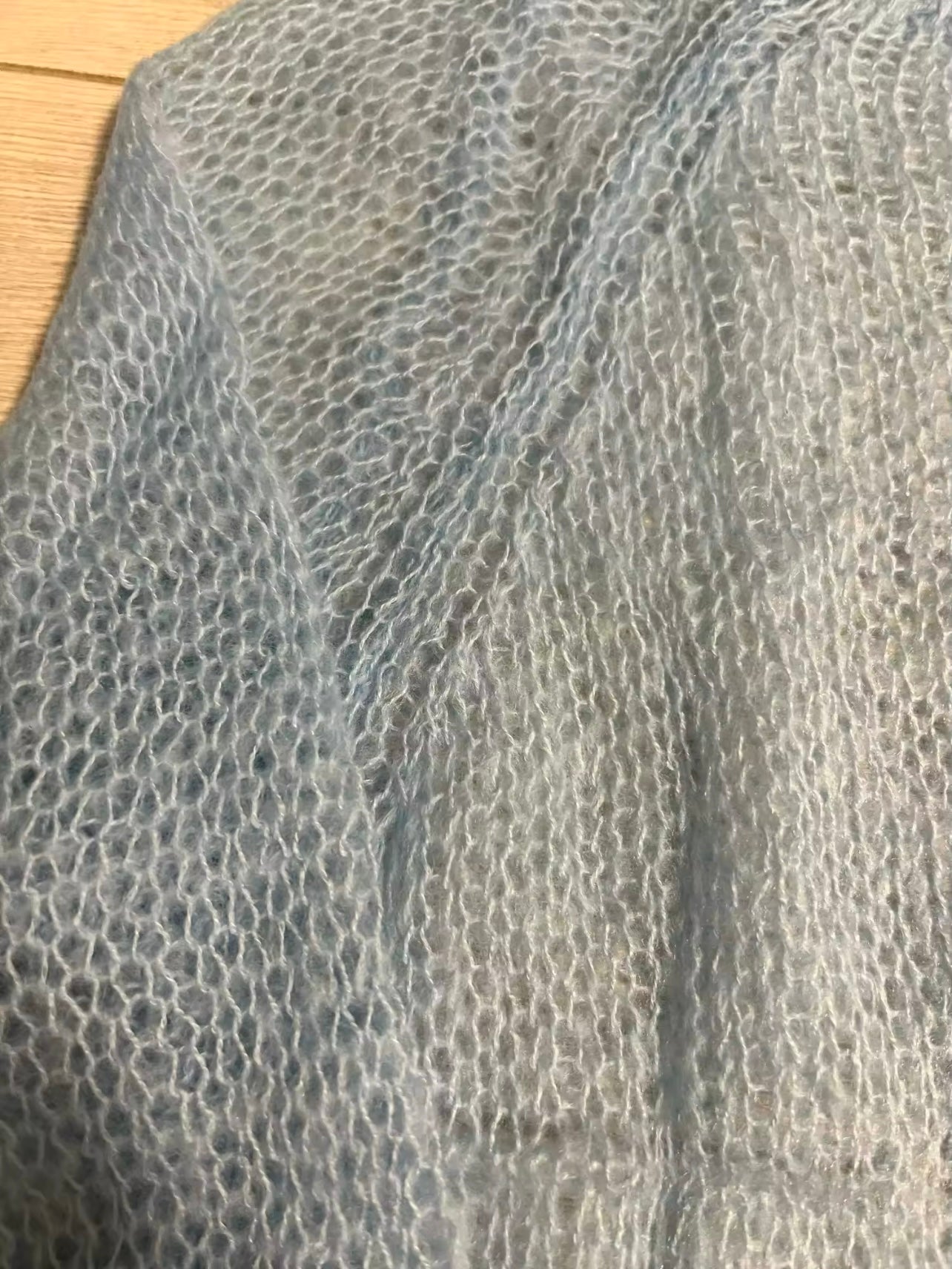 Leichtes Strickoberteil mit Lochmuster