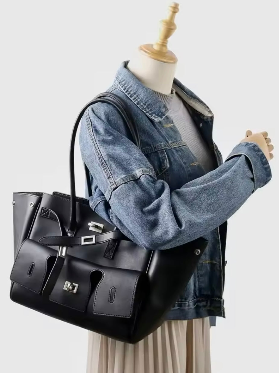 Large shopper with square buckle and silver details