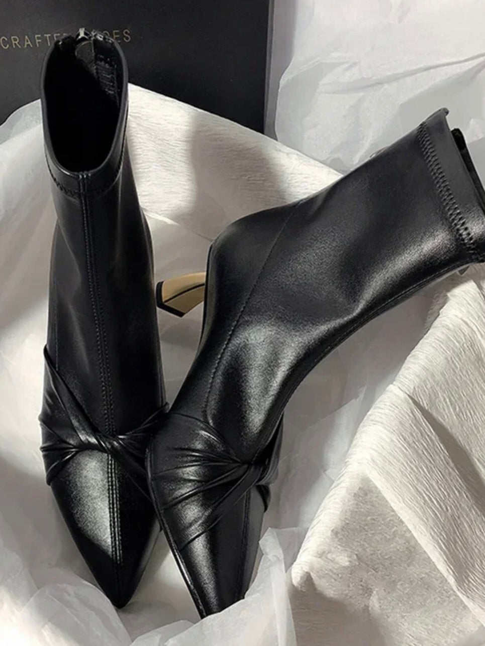 Stiefeletten mit Twist-Detail