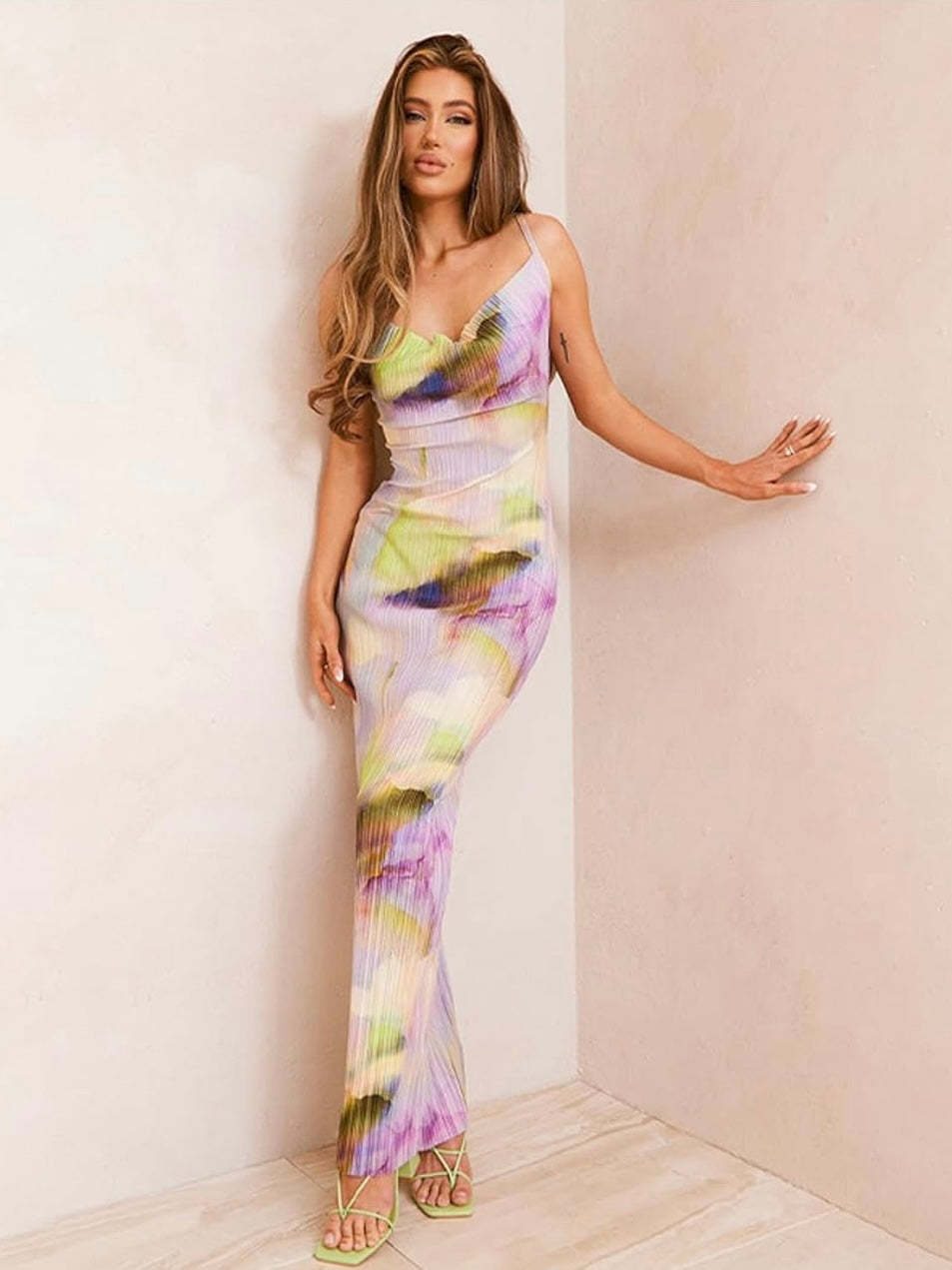 Plissiertes Maxikleid mit Wasserfall-Dekolleté