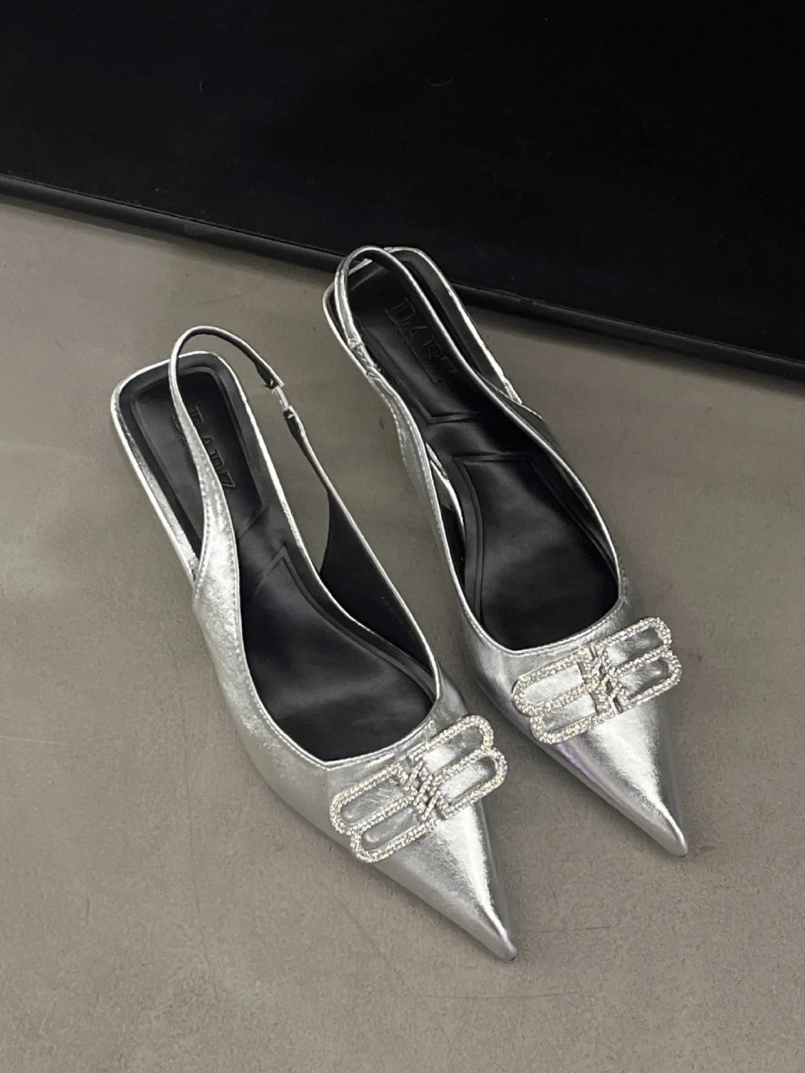 Slingback-Pumps in Silber und Schwarz