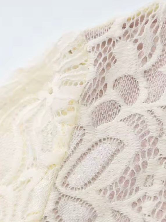 Langärmliges Minikleid aus Spitze