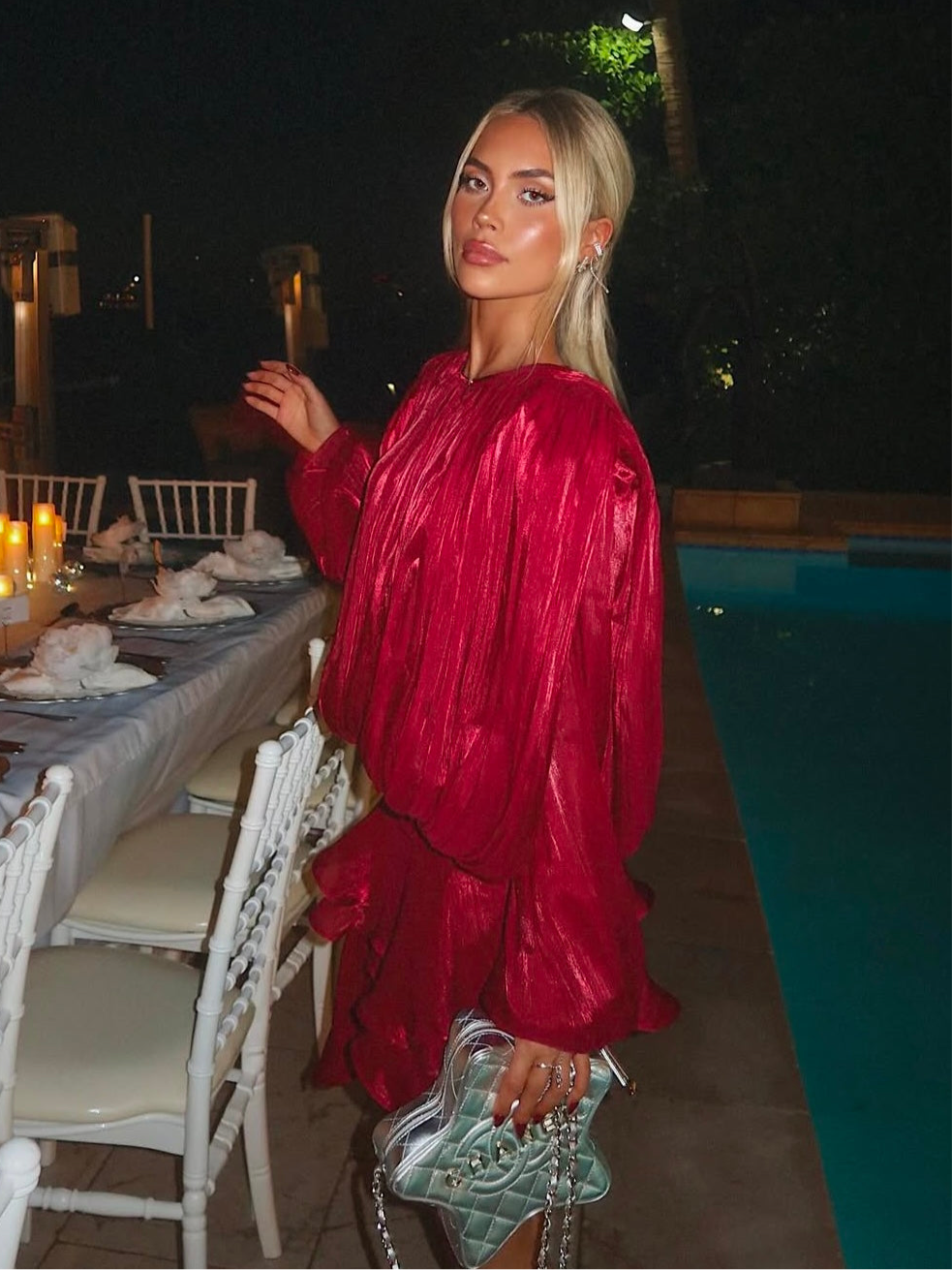 Glänzendes Mini-Blusenkleid mit Volant und weiten Ärmeln