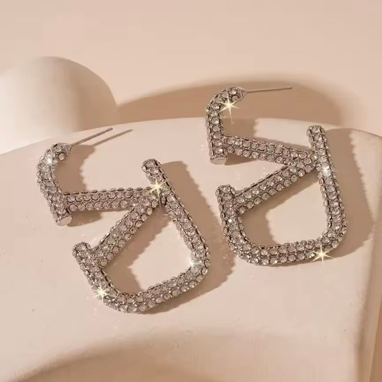 Funkelnde Designer-Dupe-Ohrringe aus Silberkupfer mit auffälligem geometrischem Muster und Strasssteinen, stilvolles Designer-Dupe