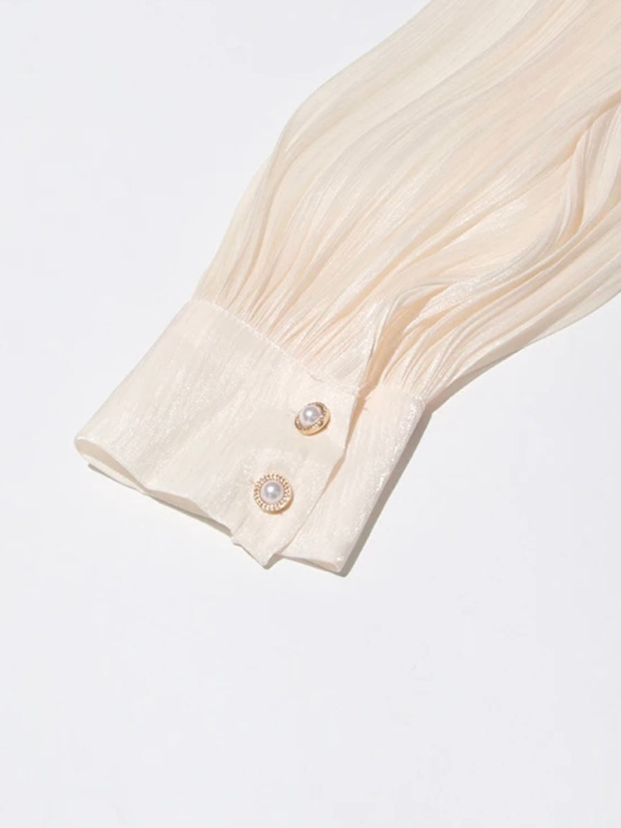 Glänzendes Mini-Blusenkleid mit Volant und weiten Ärmeln