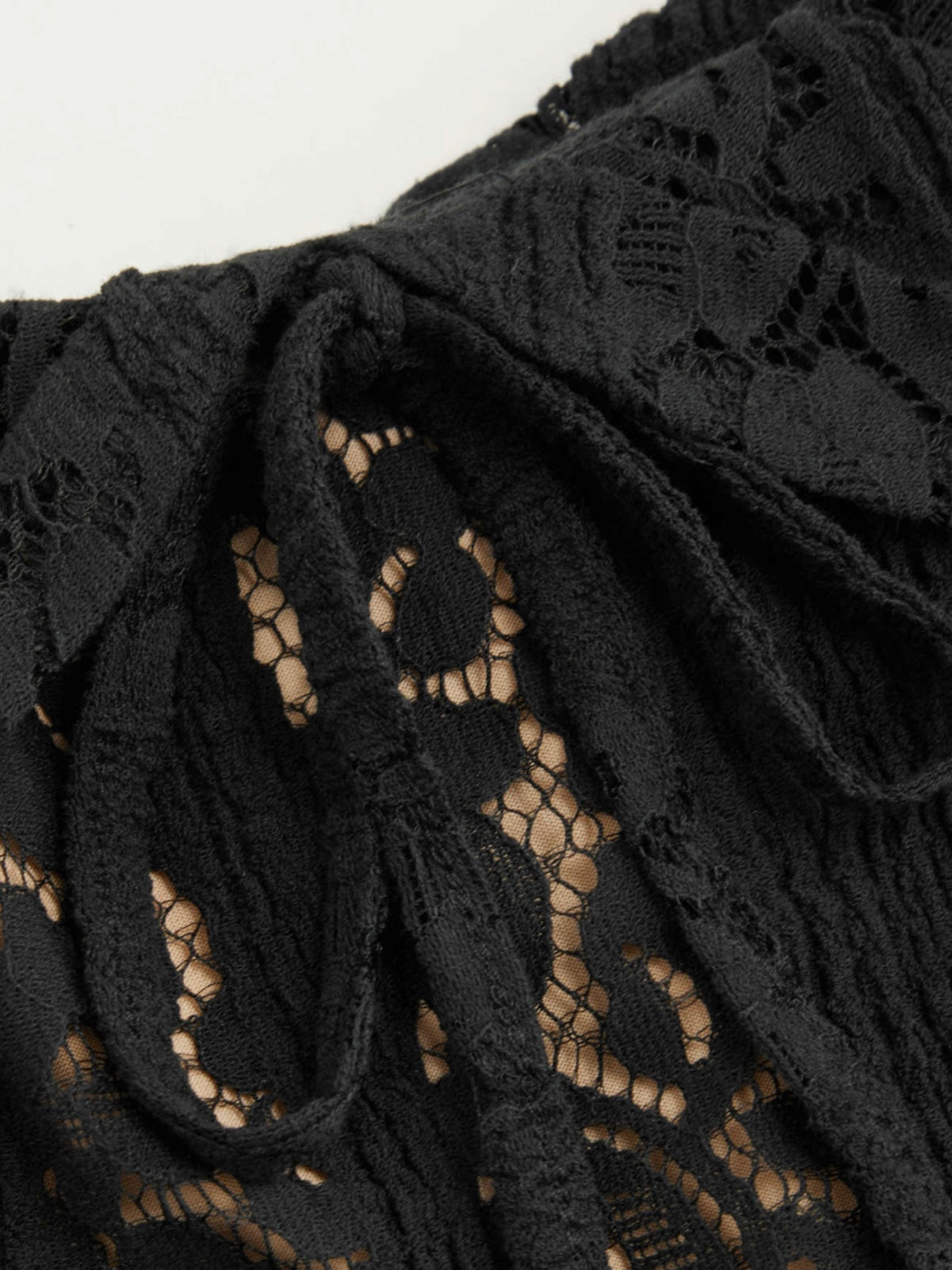 Schulterfreies Maxikleid aus Spitze mit Unterkleid