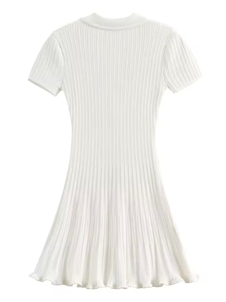 Rippstrickkleid mit Perlenknöpfen