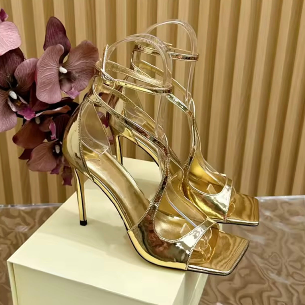 High Heels mit Knöchelriemen in Gold