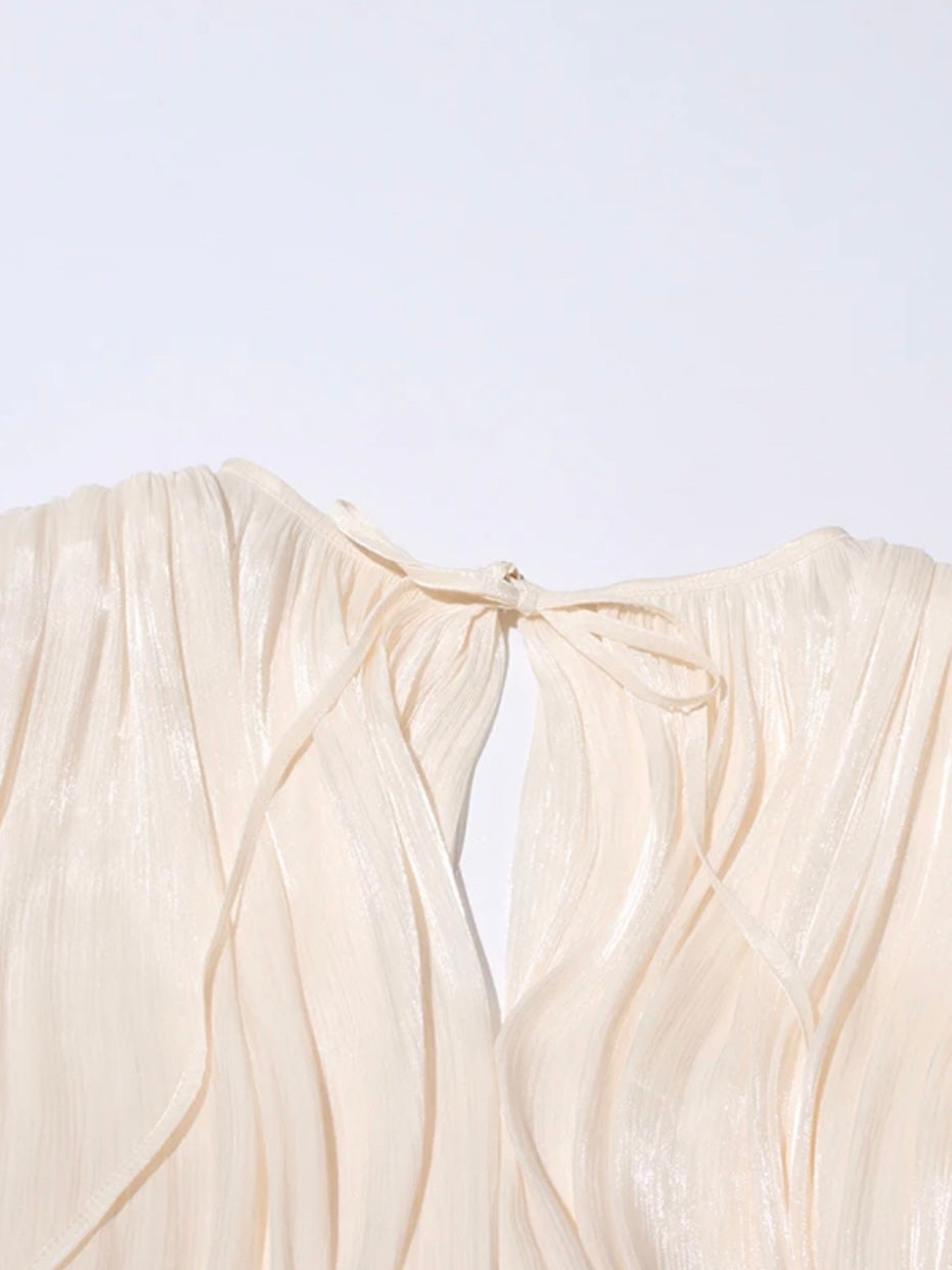 Glänzendes Mini-Blusenkleid mit Volant und weiten Ärmeln