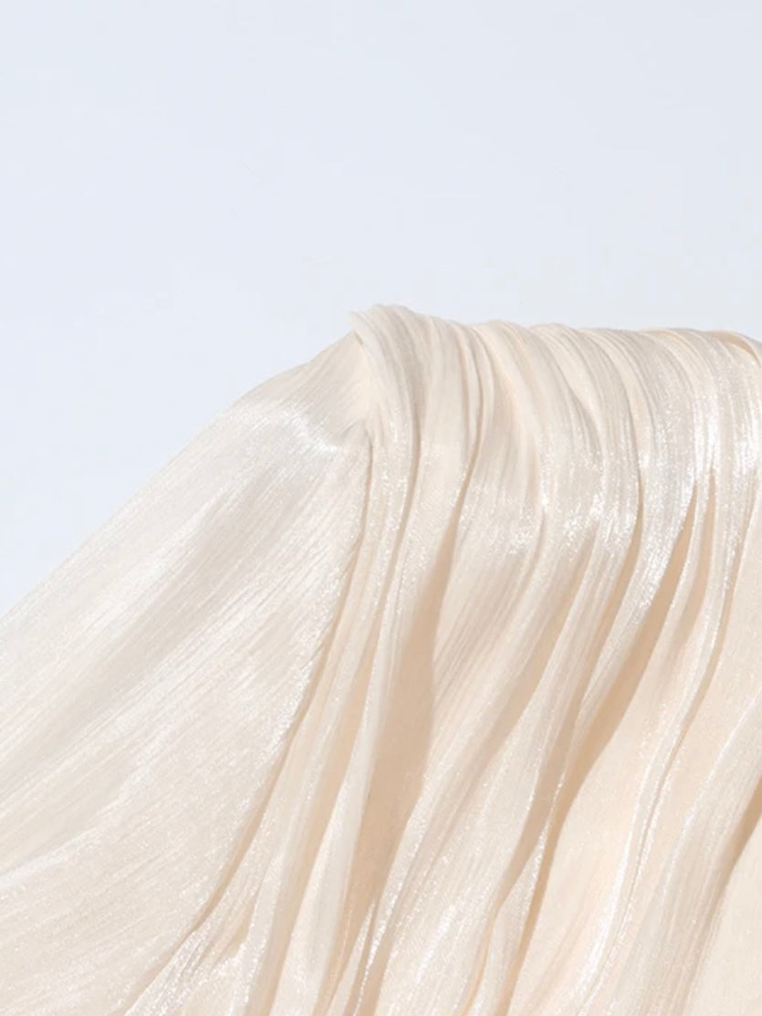 Glänzendes Mini-Blusenkleid mit Volant und weiten Ärmeln