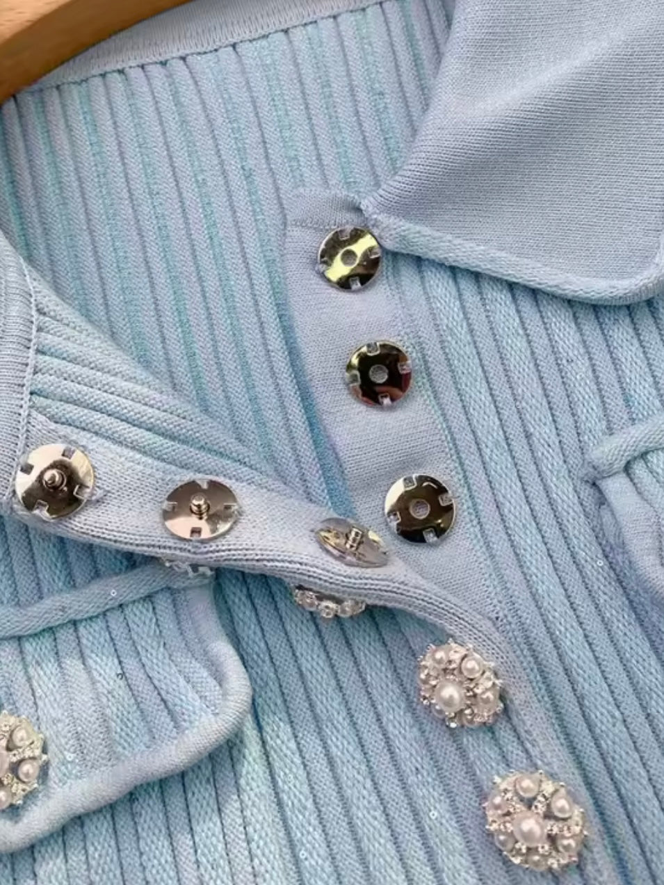 Rippstrickkleid mit Perlenknöpfen