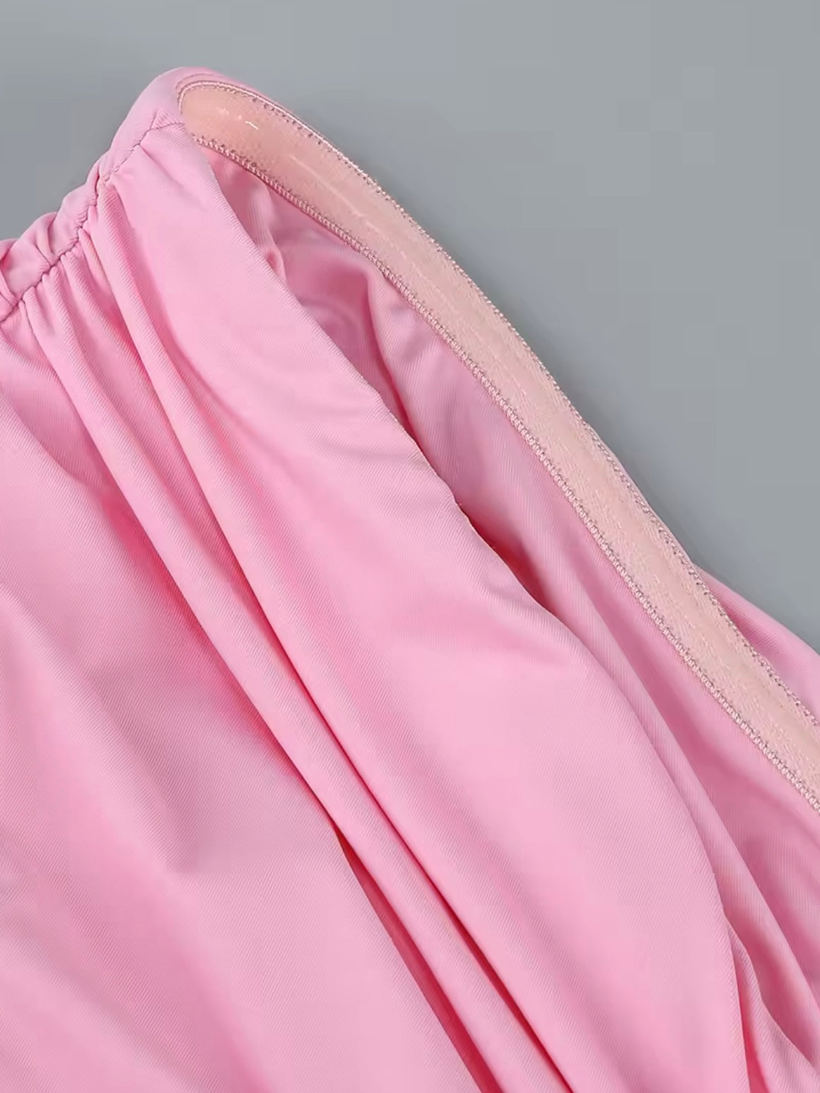 Gerafftes Minikleid mit Cut-outs und Ring Details