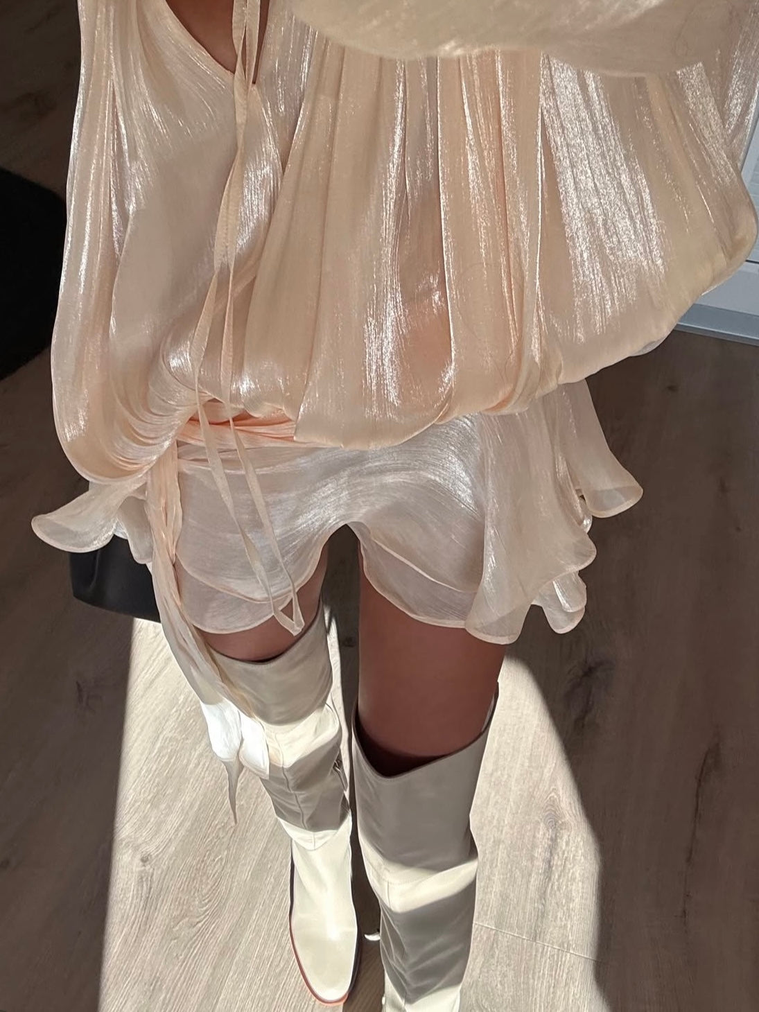Glänzendes Mini-Blusenkleid mit Volant und weiten Ärmeln