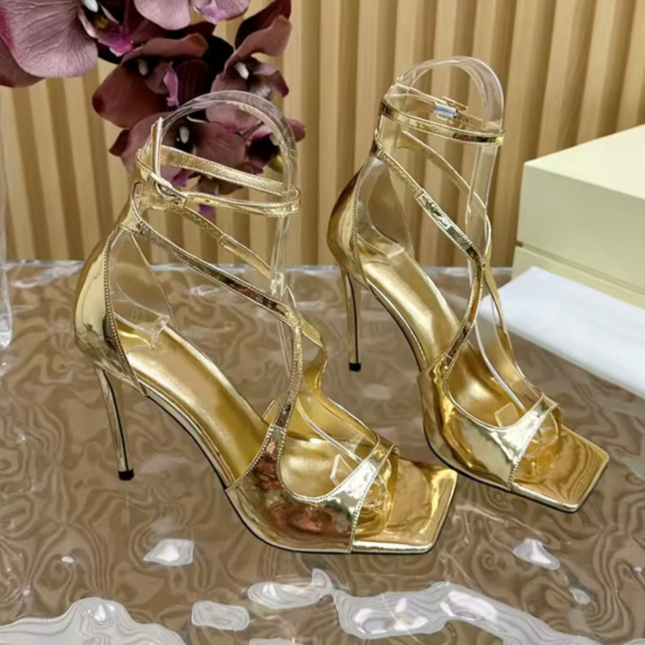 High Heels mit Knöchelriemen in Gold