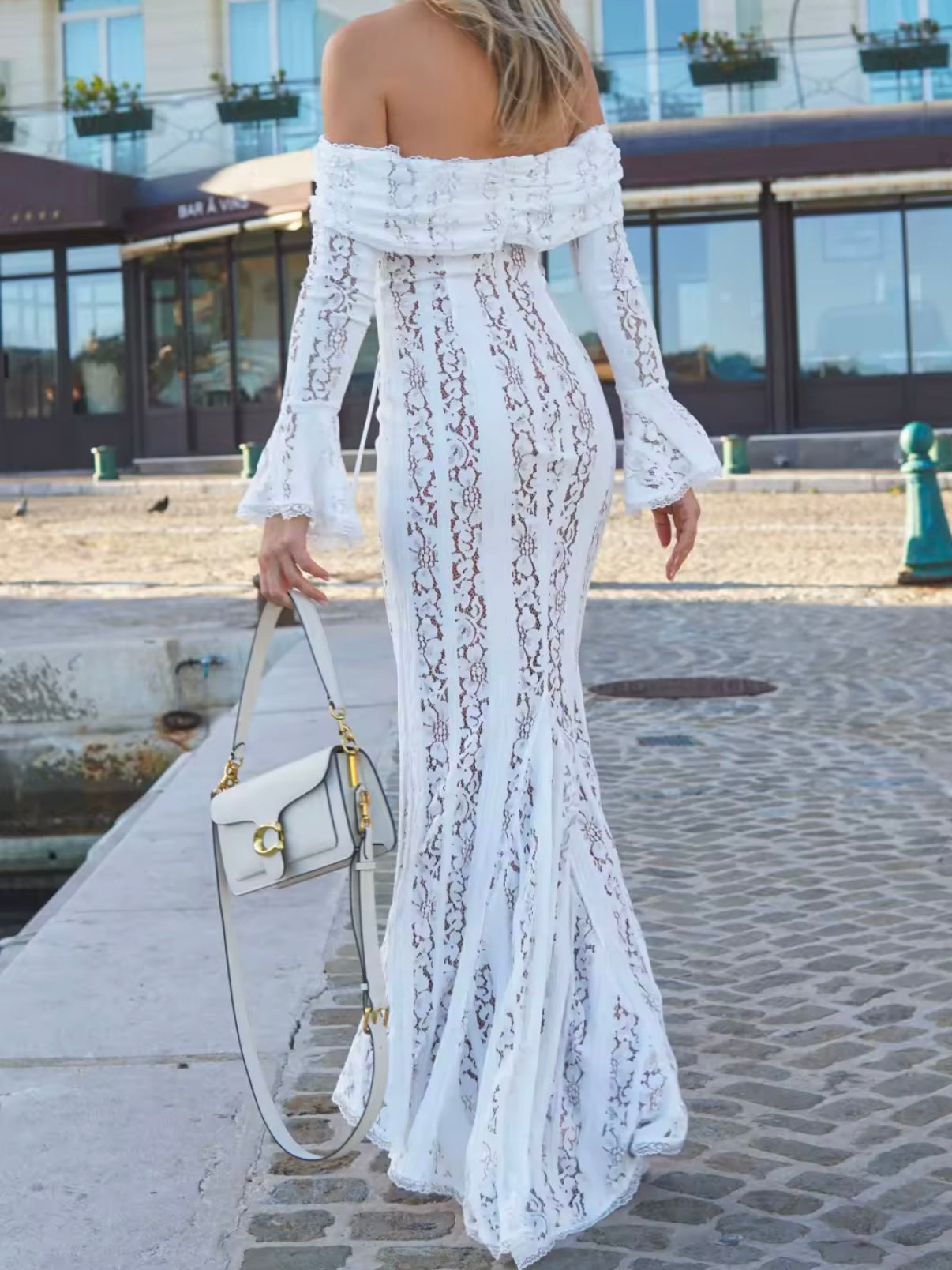 Schulterfreies Maxikleid aus Spitze mit Unterkleid