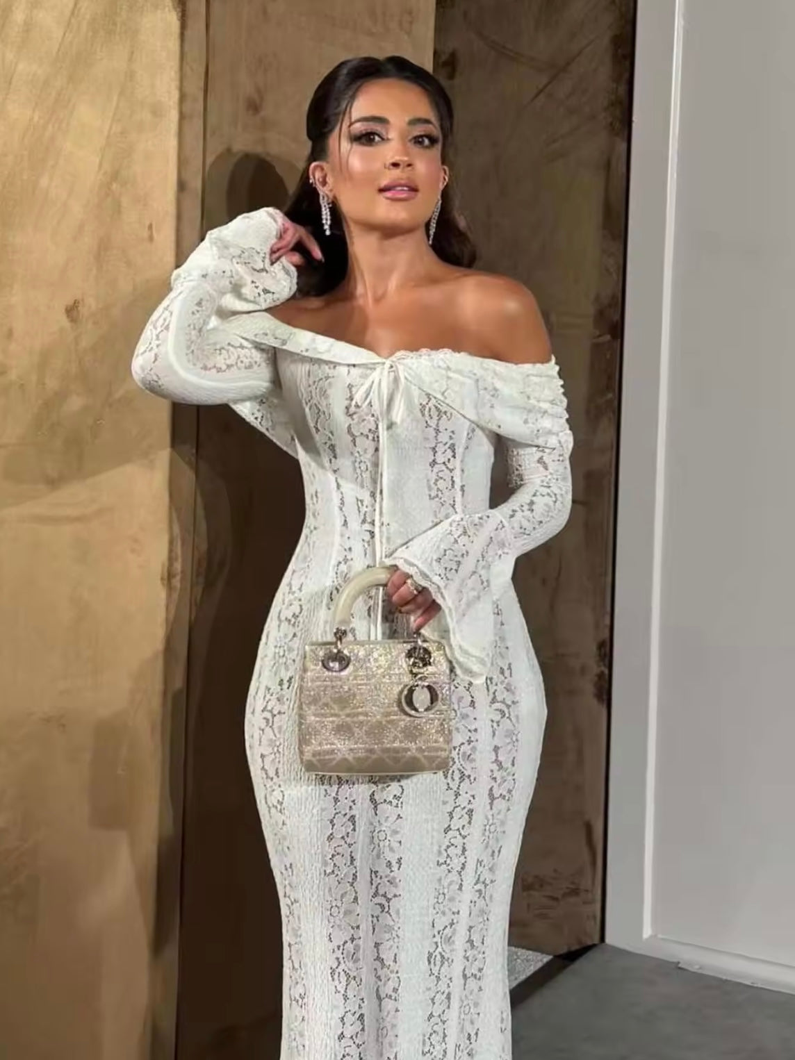 Schulterfreies Maxikleid aus Spitze mit Unterkleid