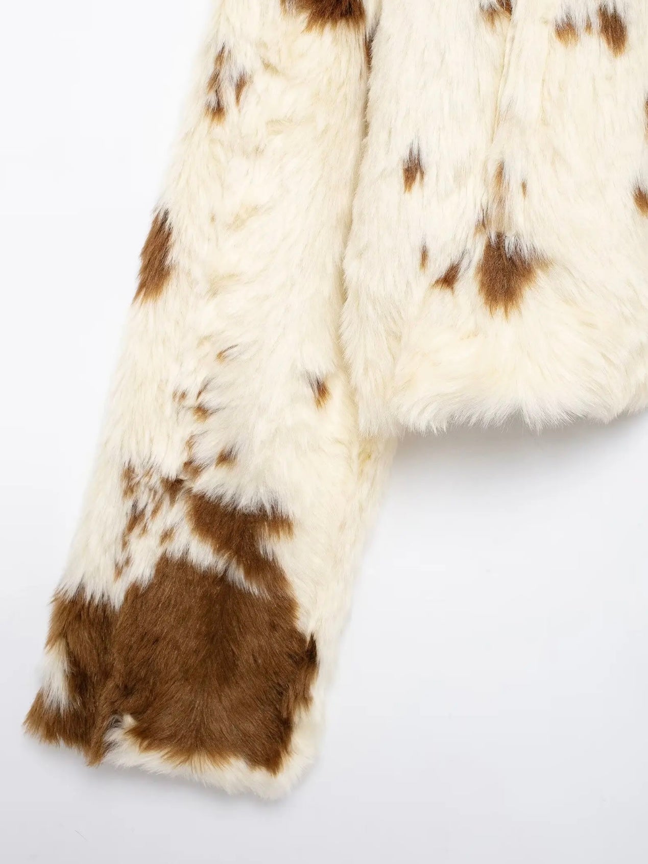 Kurze Kunstfelljacke mit Animalprint und Reißverschluss