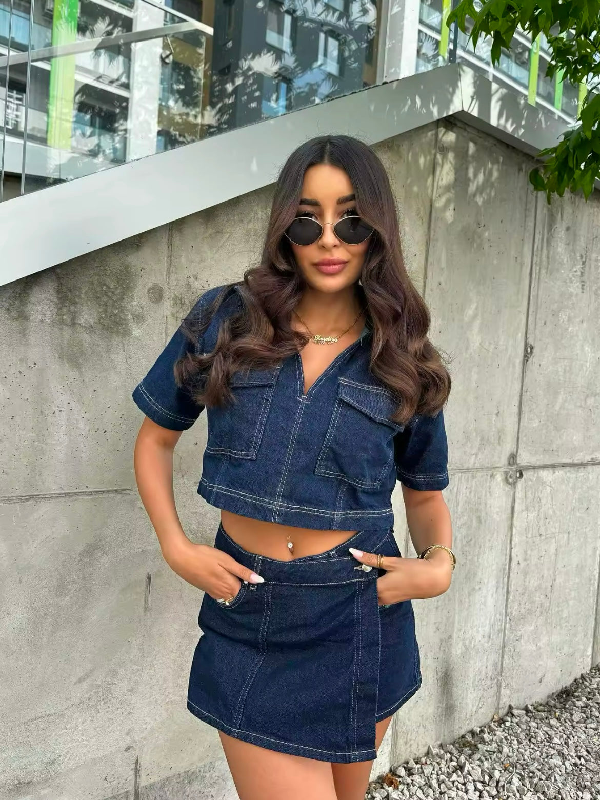 Zweiteiliges Denim Outfit mit Kurzarmjacke und Hosenrock