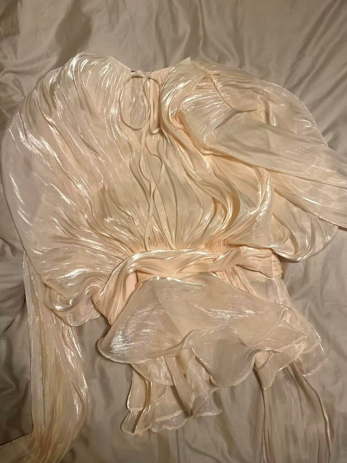 Glänzendes Mini-Blusenkleid mit Volant und weiten Ärmeln