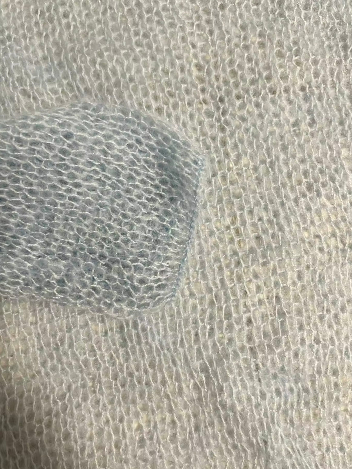 Leichtes Strickoberteil mit Lochmuster