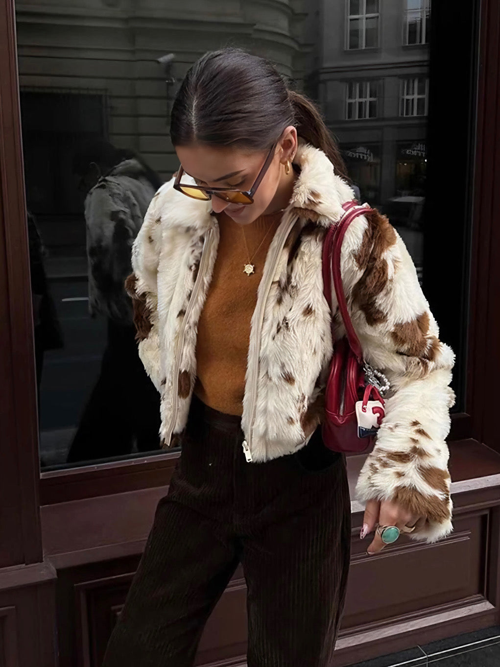 Kurze Kunstfelljacke mit Animalprint und Reißverschluss