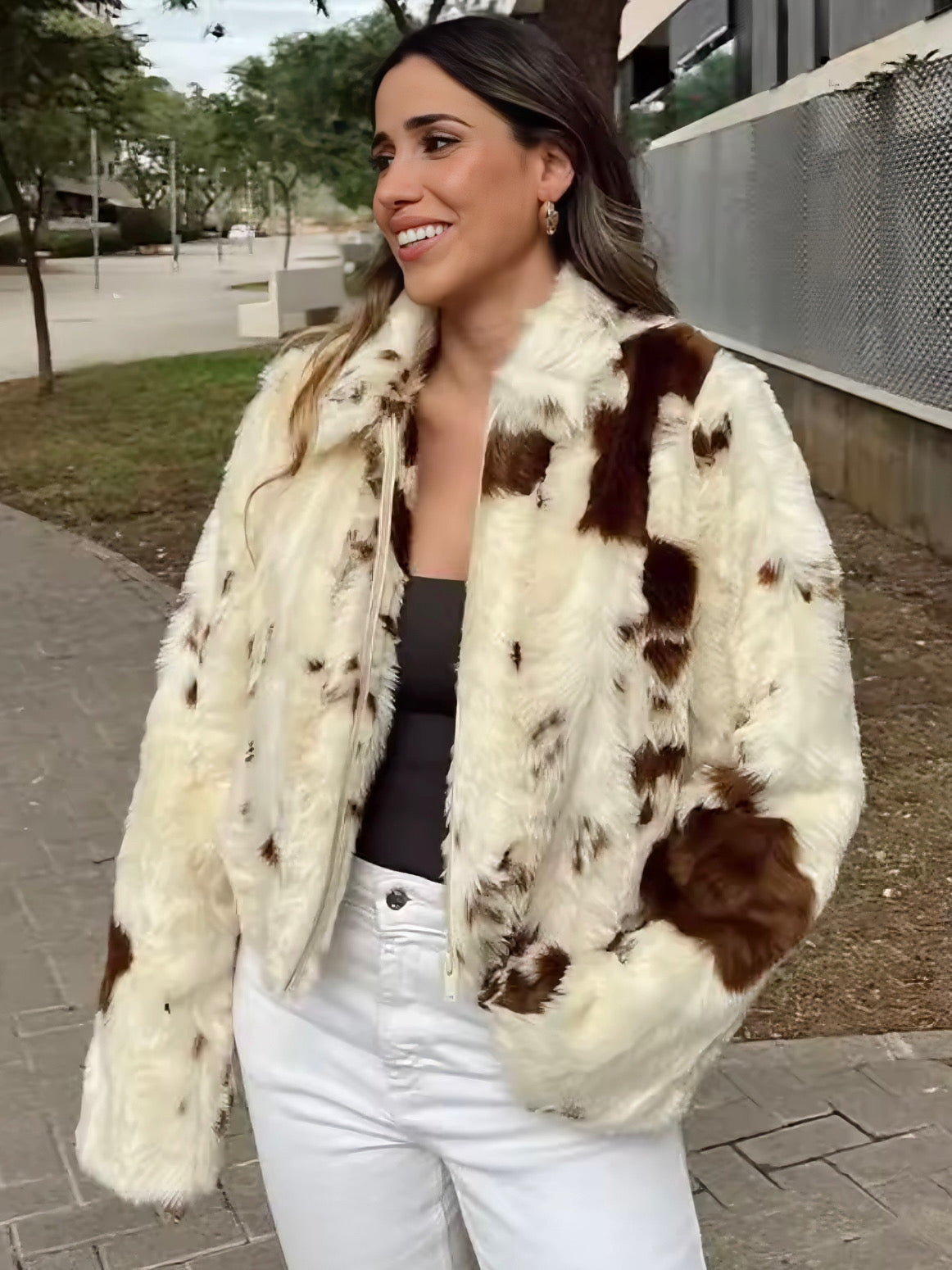Kurze Kunstfelljacke mit Animalprint und Reißverschluss