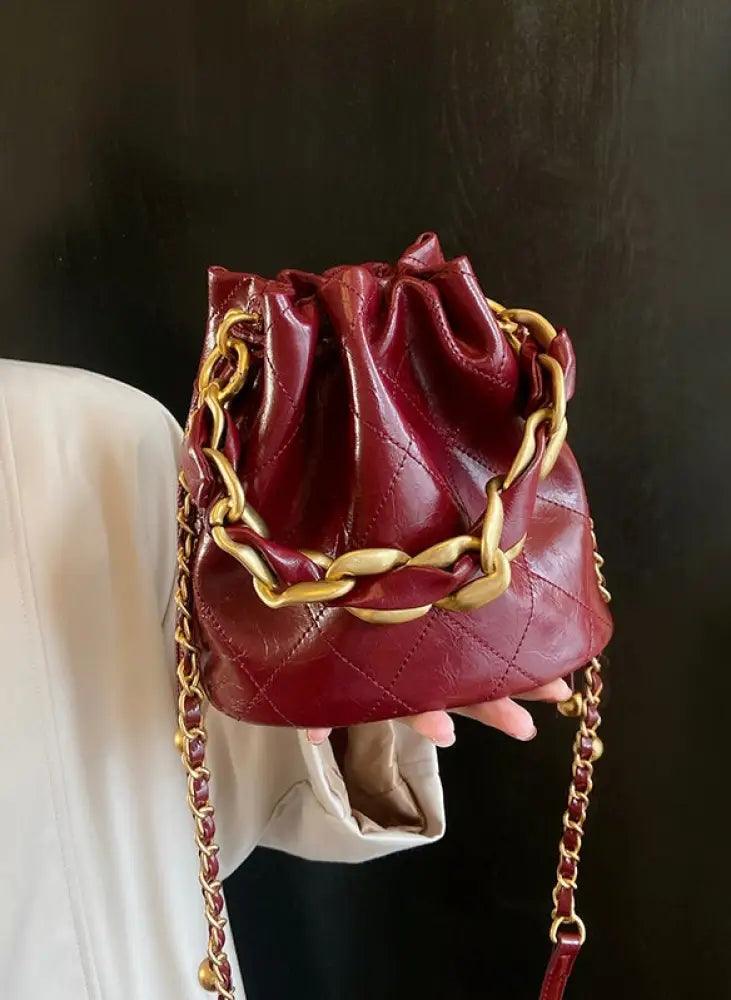 Echtleder Bucket Bag – Gesteppte Tasche mit Kordelzug und Kettenriemen - Sorentis