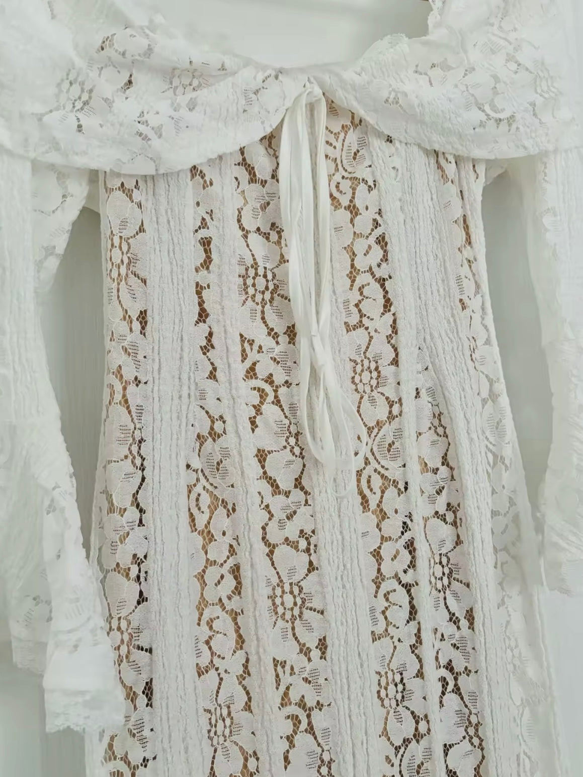 Schulterfreies Maxikleid aus Spitze mit Unterkleid