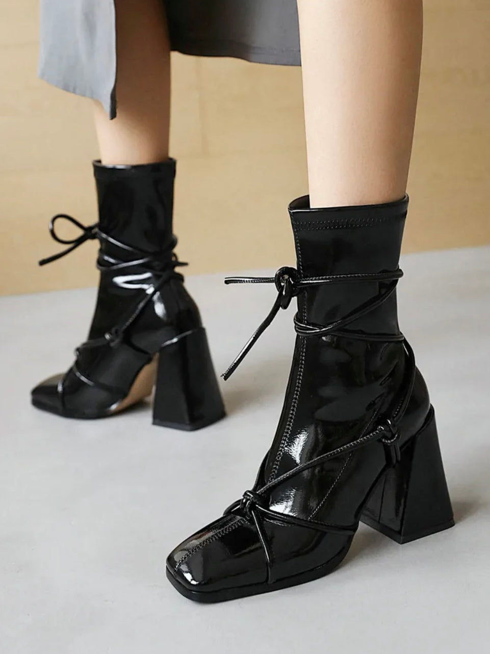 Lack Ankleeboots mit Blockabsatz