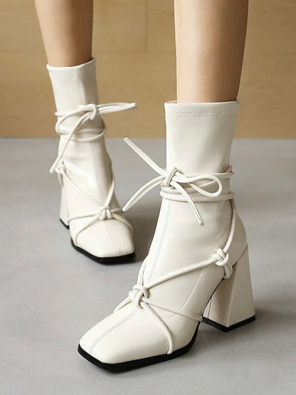 Lack Ankleeboots mit Blockabsatz