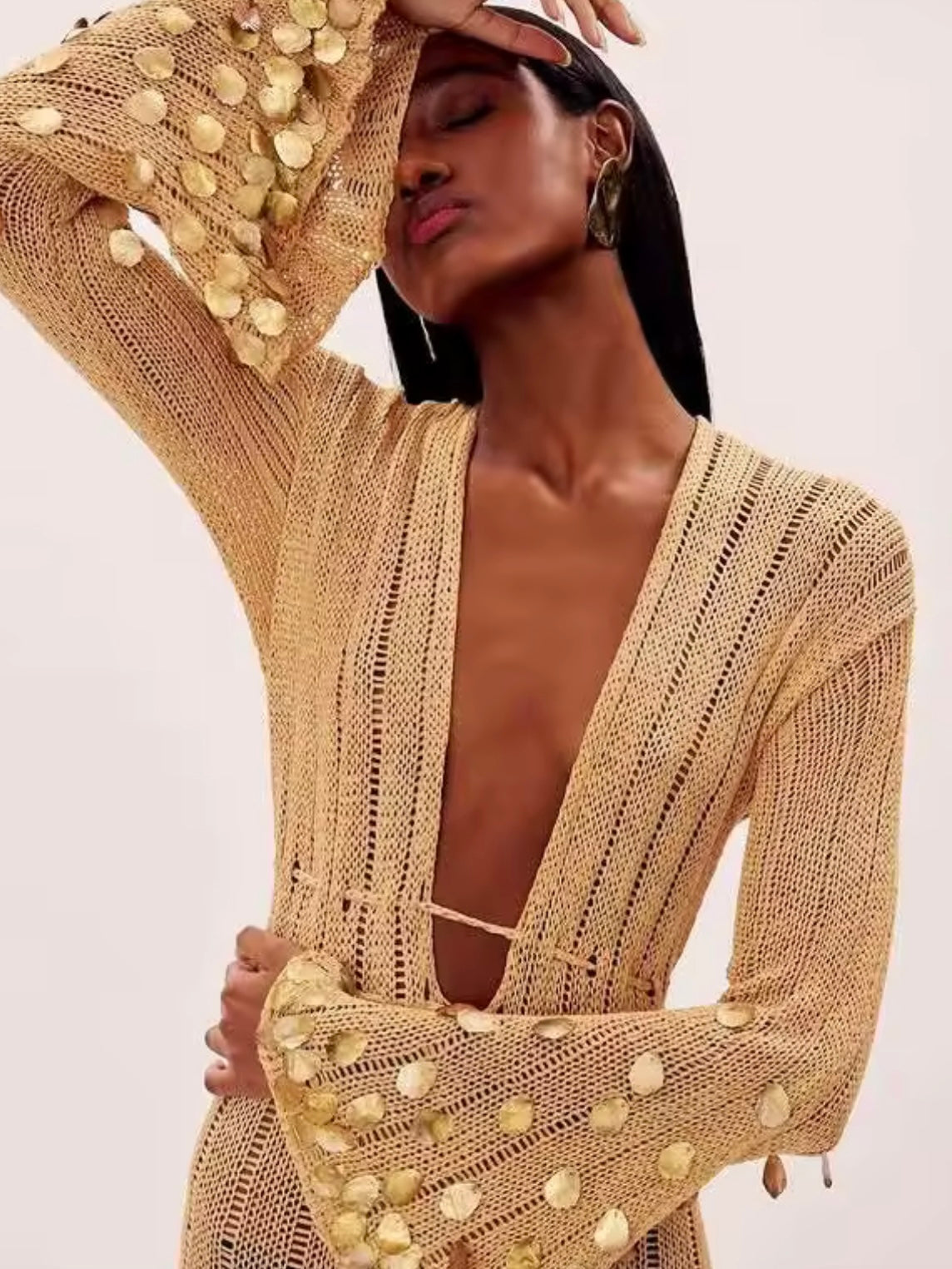 Abendkleid mit langen Ärmeln, goldenen Pailletten und figurbetonter Passform
