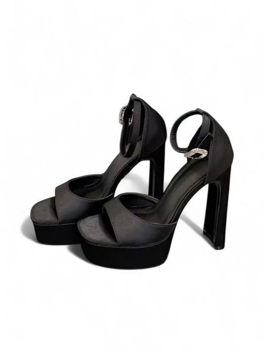 Satinierte Plateau High-Heels mit einer Strass Schnalle