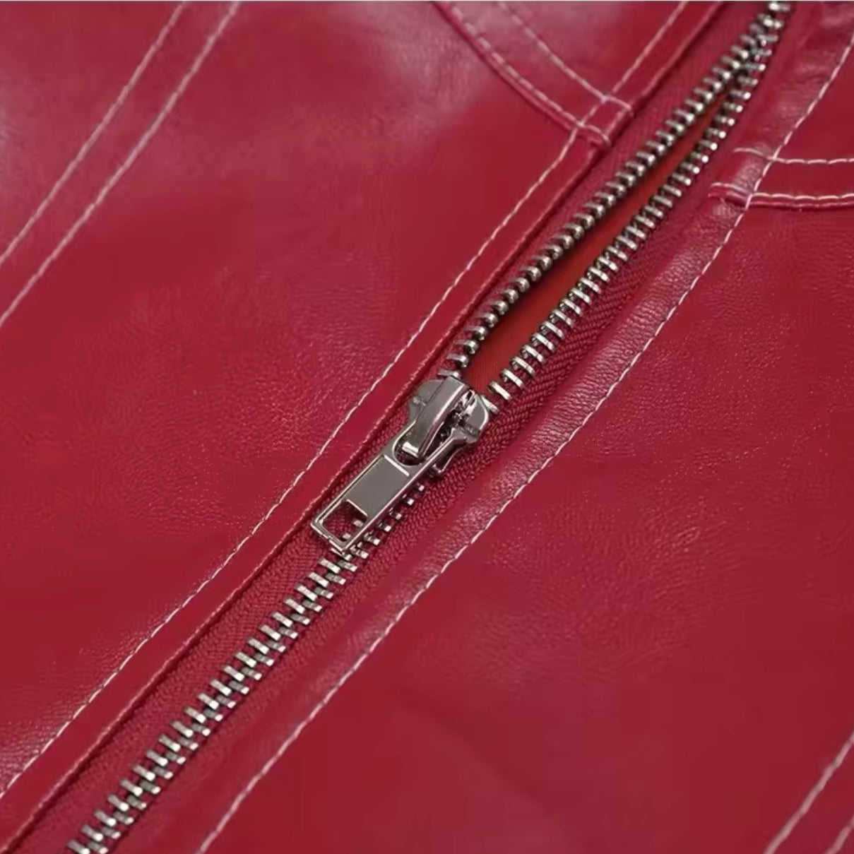 Kirschrote ECO Lederjacke mit ausgestelltem Kragen