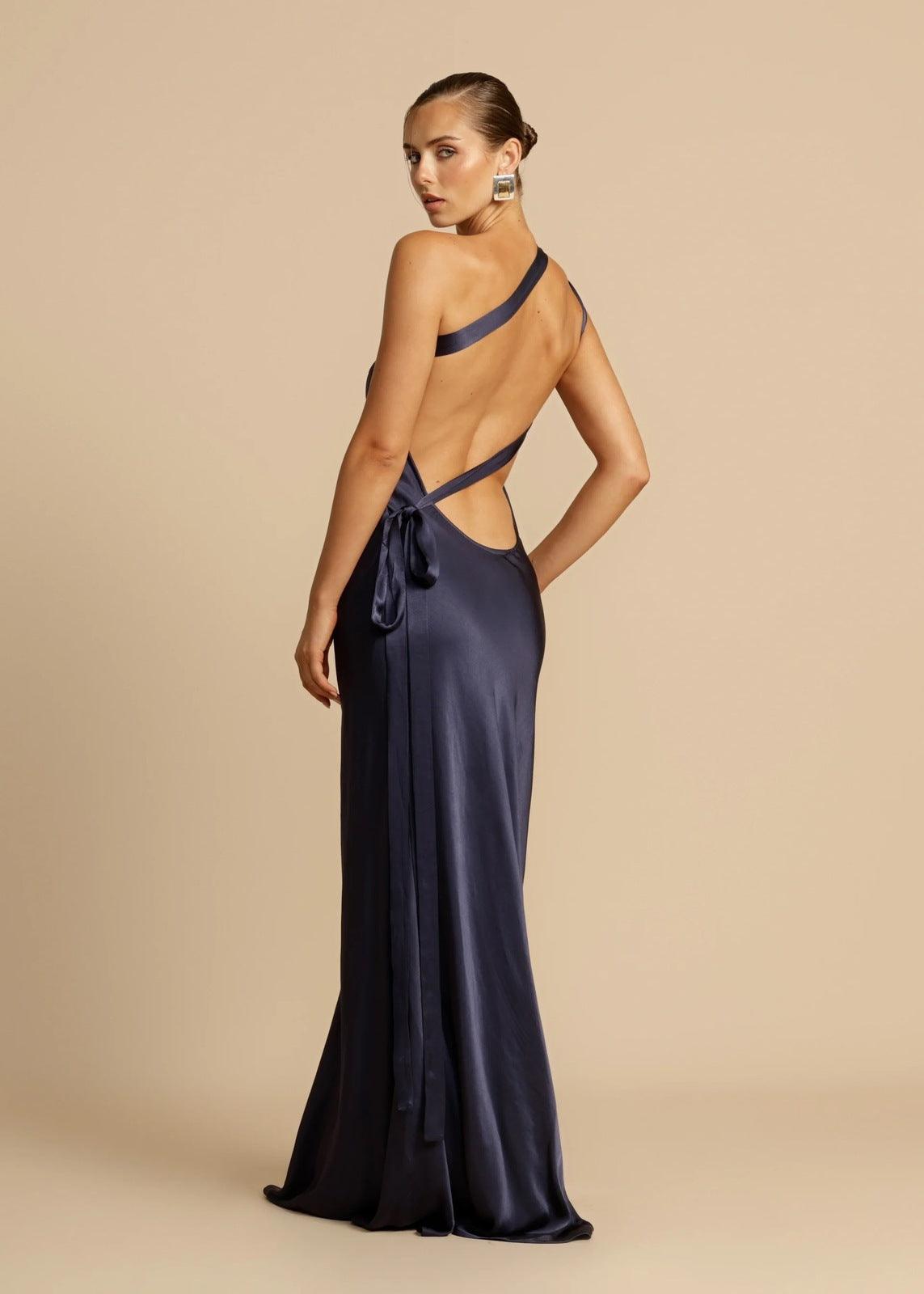 Elegantes Satin-Maxikleid mit One-Shoulder-Design - Sorentis