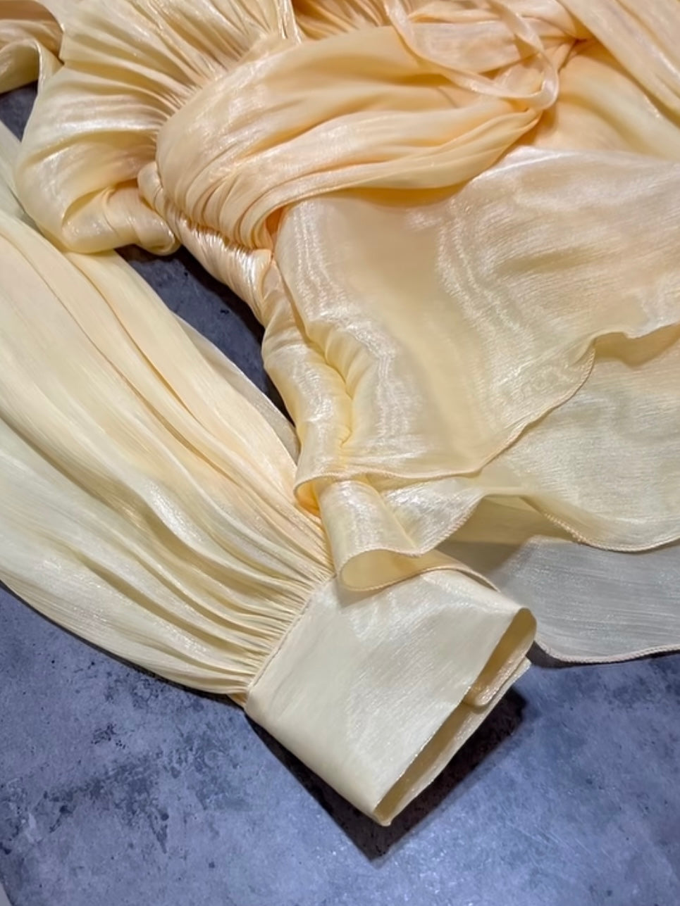 Mini Blusenkleid mit Volant in Buttergelb