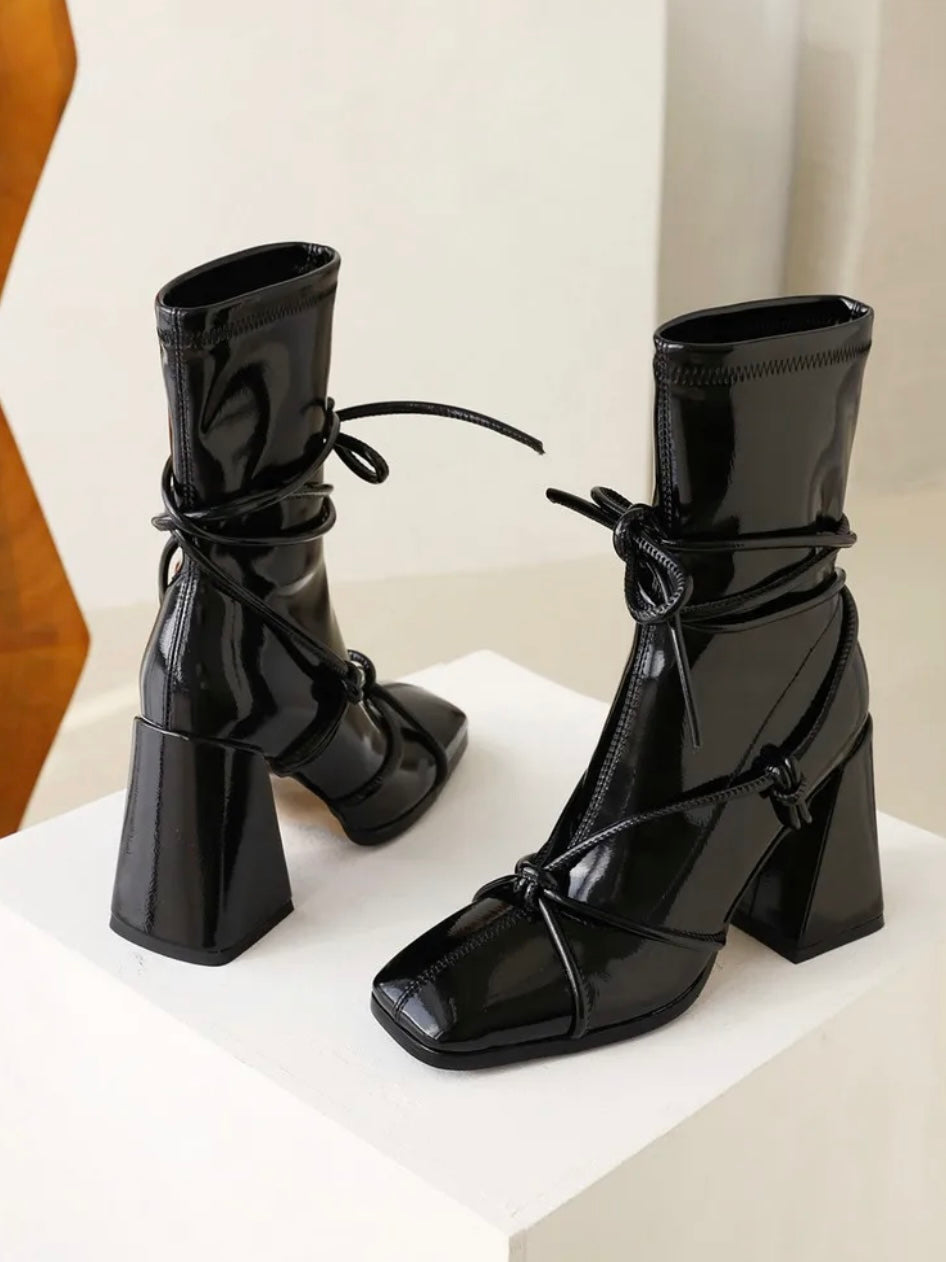Lack Ankleeboots mit Blockabsatz