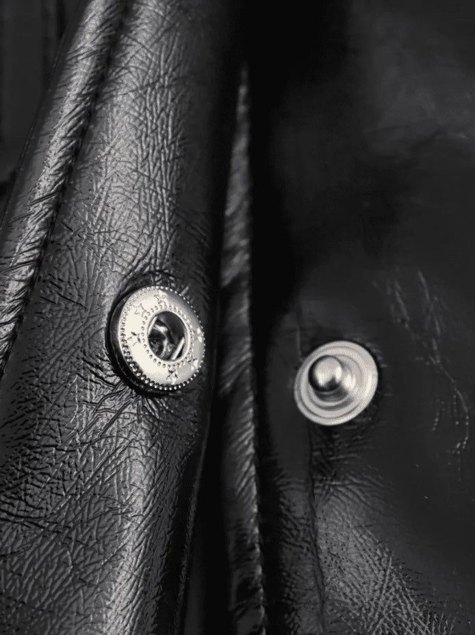 Glanz Kunstleder Hemd-Jacke mit Taschen und ausgestelltem Kragen