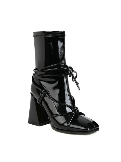 Lack Ankleeboots mit Blockabsatz